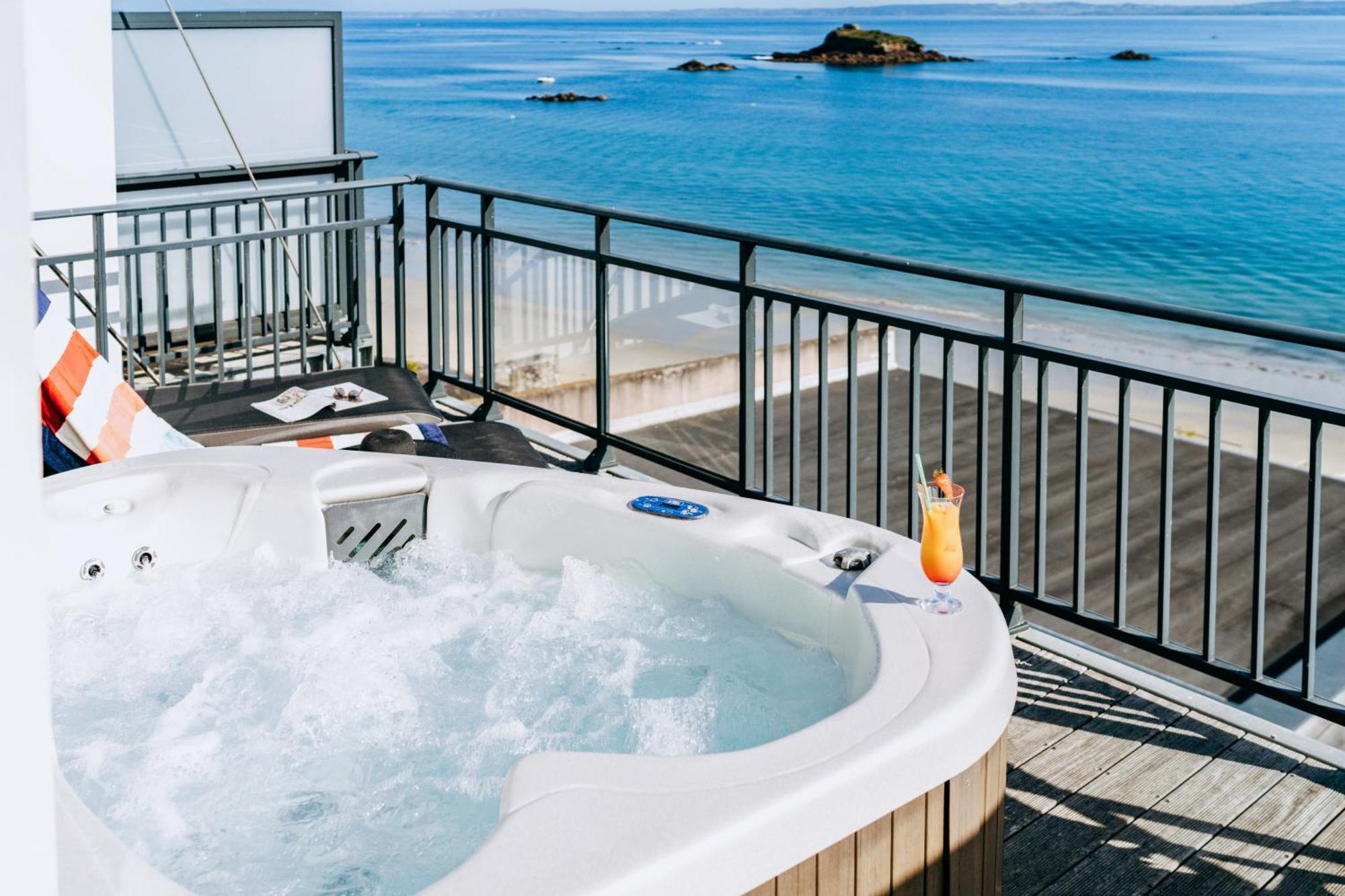 Hotel Valdys Thalasso & Spa - La Baie 杜瓦讷内 外观 照片